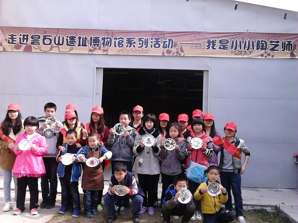 弘揚(yáng)雷鋒精神，彩陶展義工行