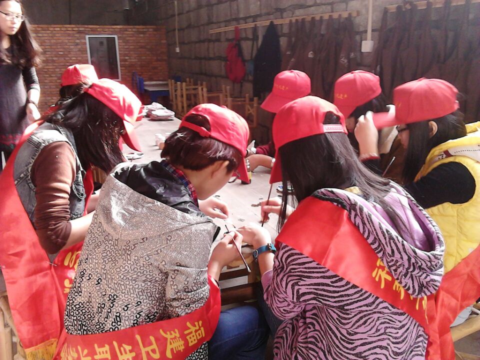 弘揚(yáng)雷鋒精神，彩陶展義工行